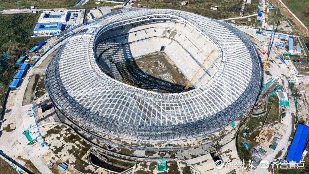 济南黄河体育中心足球场6万座看台吊装完成，迈入建设新阶段