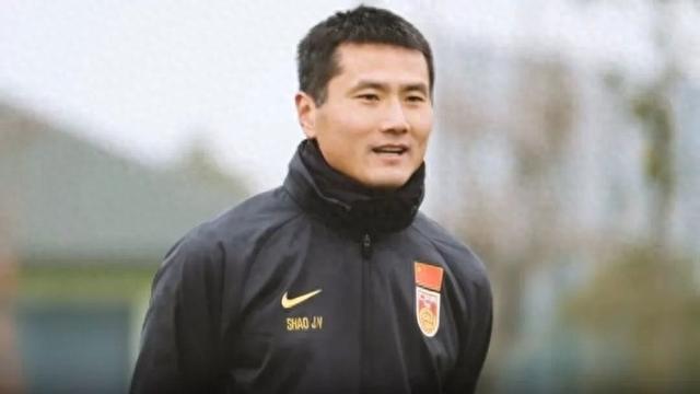 国足新帅揭晓：邵佳一接任，足协为何选择本土少帅？