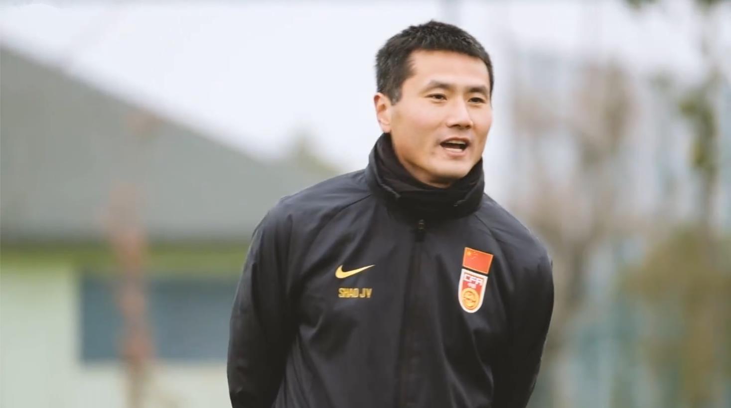邵佳一或任国足主帅引热议，执教经验不足成焦点