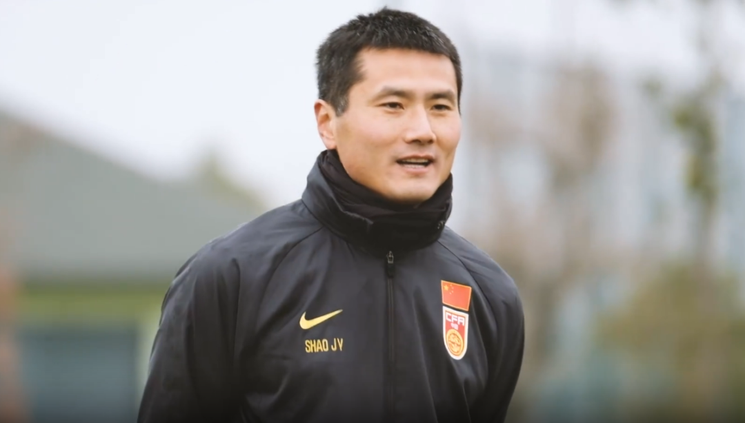 邵佳一正式出任中国男足新帅，携外籍教练团队亮相