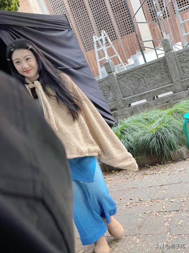 37岁景甜现身安徽小镇，素颜出镜依旧美若少女