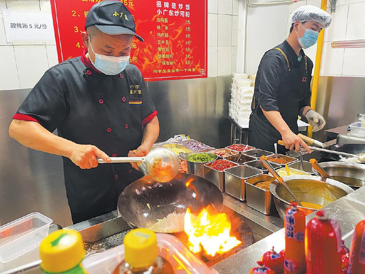 北京团结湖街道助力“猛火炒饭”扎根 网红地摊告别游击经营