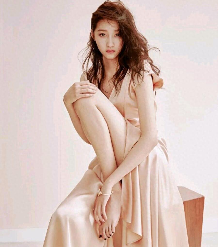 分手传闻仅7月，关晓彤高调官宣喜讯，全网恭喜，终于等到这一天