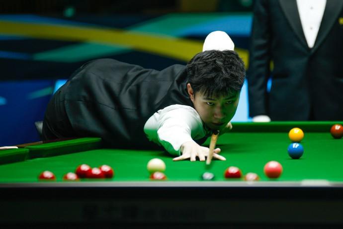 斯诺克国锦赛：赵心童6-5绝杀塞尔比，吴宜泽6-0横扫霍金斯晋级四强