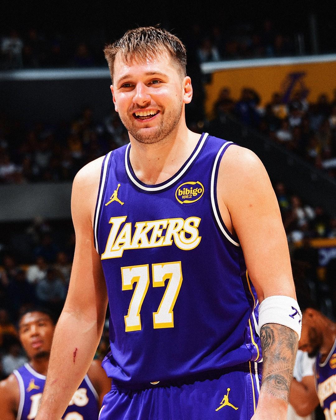 东契奇单场35+9+13创多项NBA历史纪录，场均40+11+9表现惊艳