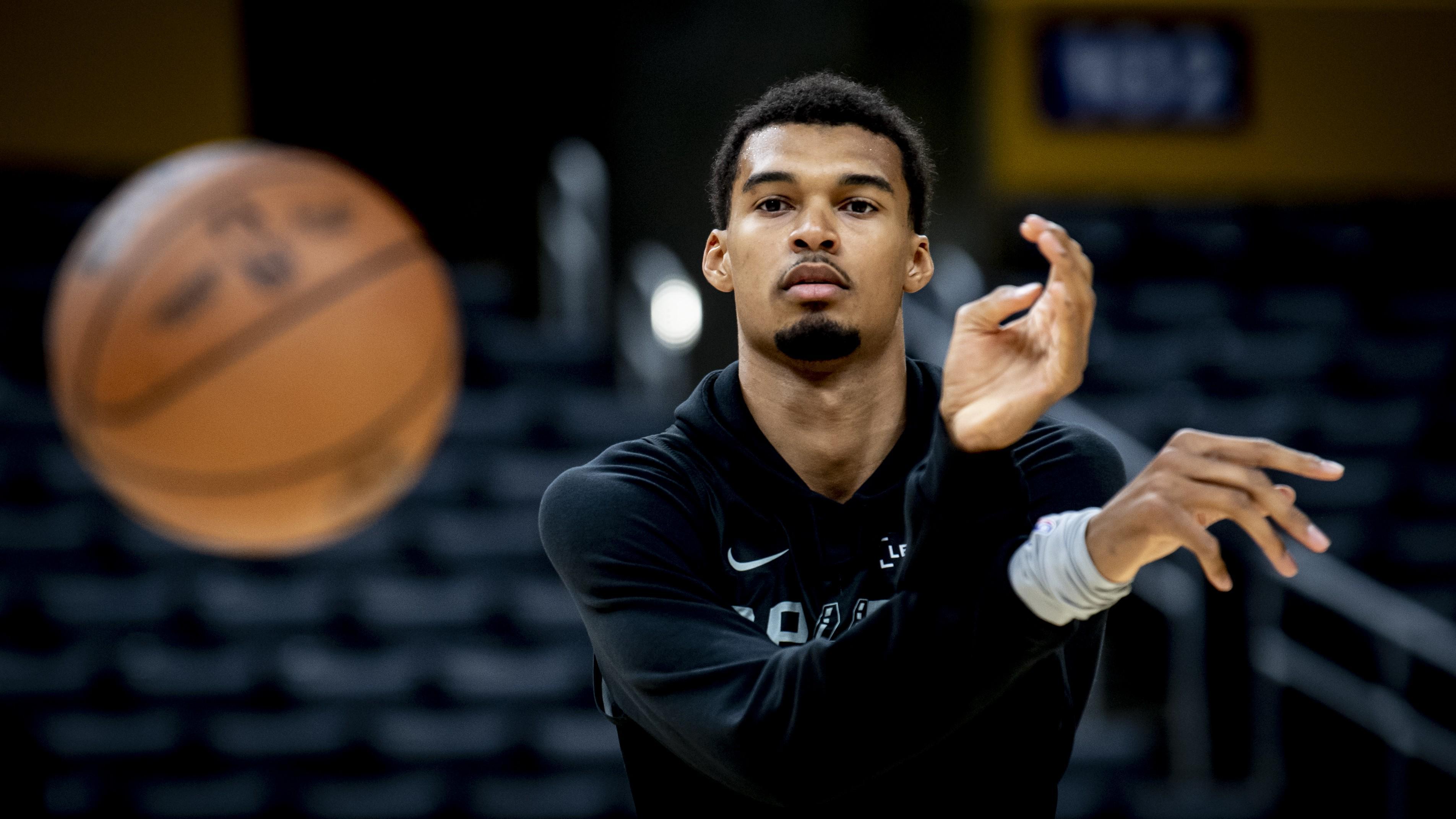 湖刺大战裁判成焦点，双方罚球84次文班亚马等3人犯满离场