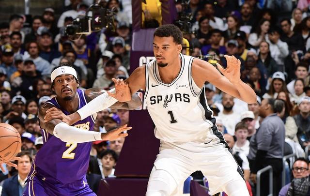 文班亚马14中5仅得19分 末节犯满离场马刺惜败湖人