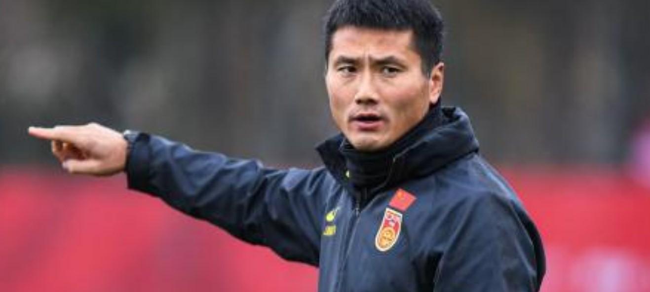 马德兴爆料：邵佳一任国足主帅背后，高层介入与足协加班内幕