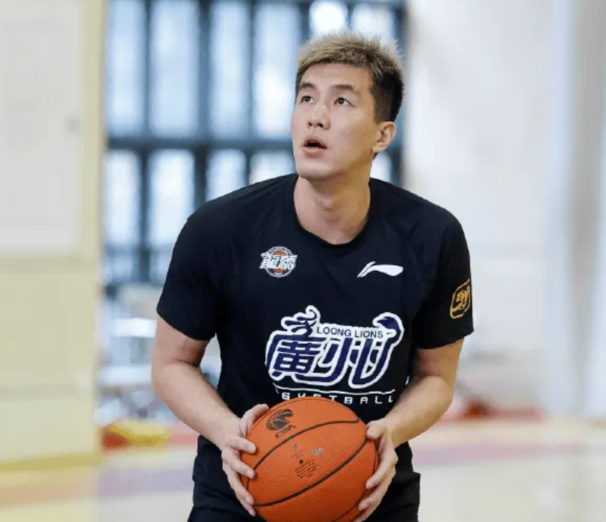 郭艾伦回归广州备战新赛季，状态火热与教练组互动积极