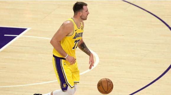 独行侠坠落湖人崛起：哈里森的决策失误与东契奇的闪耀时刻