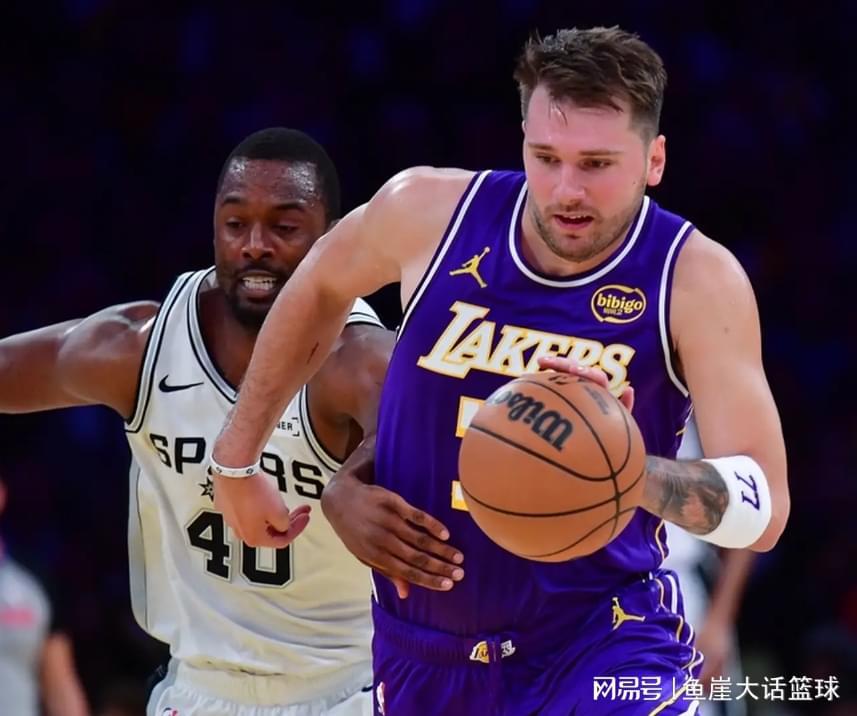 湖人险胜马刺暴露短板，雷迪克点评裁判，东契奇防守亮眼文班亚马坦言困境