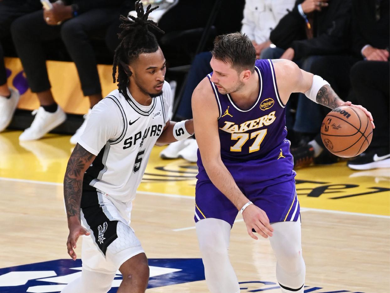 东契奇35+9+13创历史神迹，湖人逆转马刺！文班亚马低迷