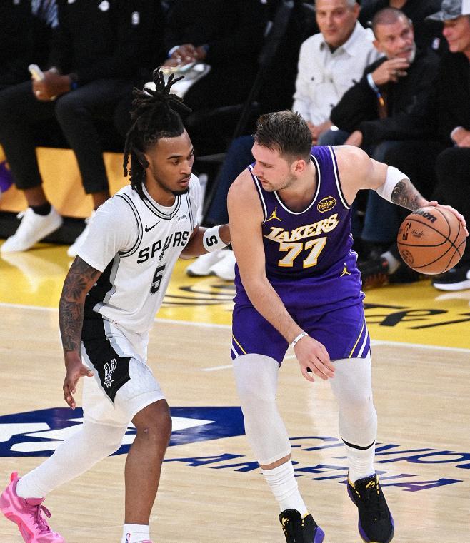 NBA激战：艾顿压制文班亚马，东契奇35+9+13助湖人逆转马刺