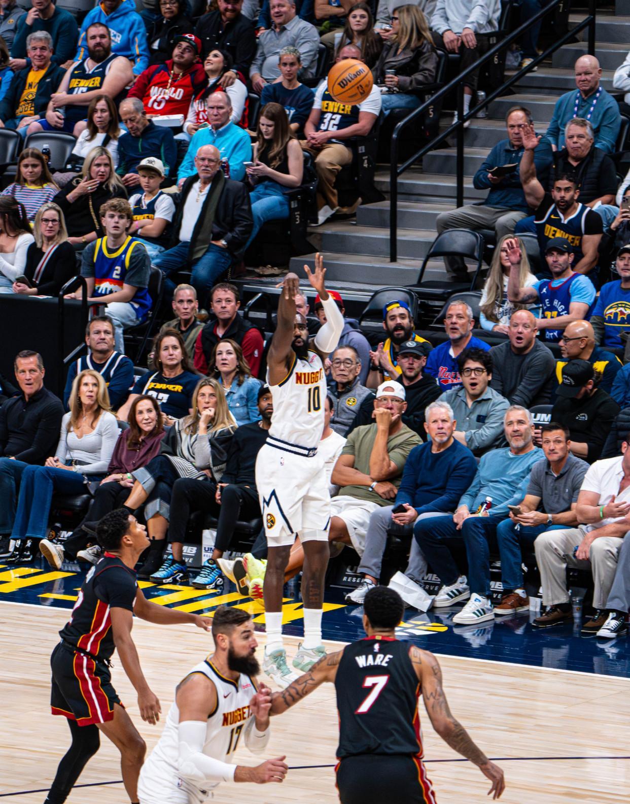 小哈达威出手三分球