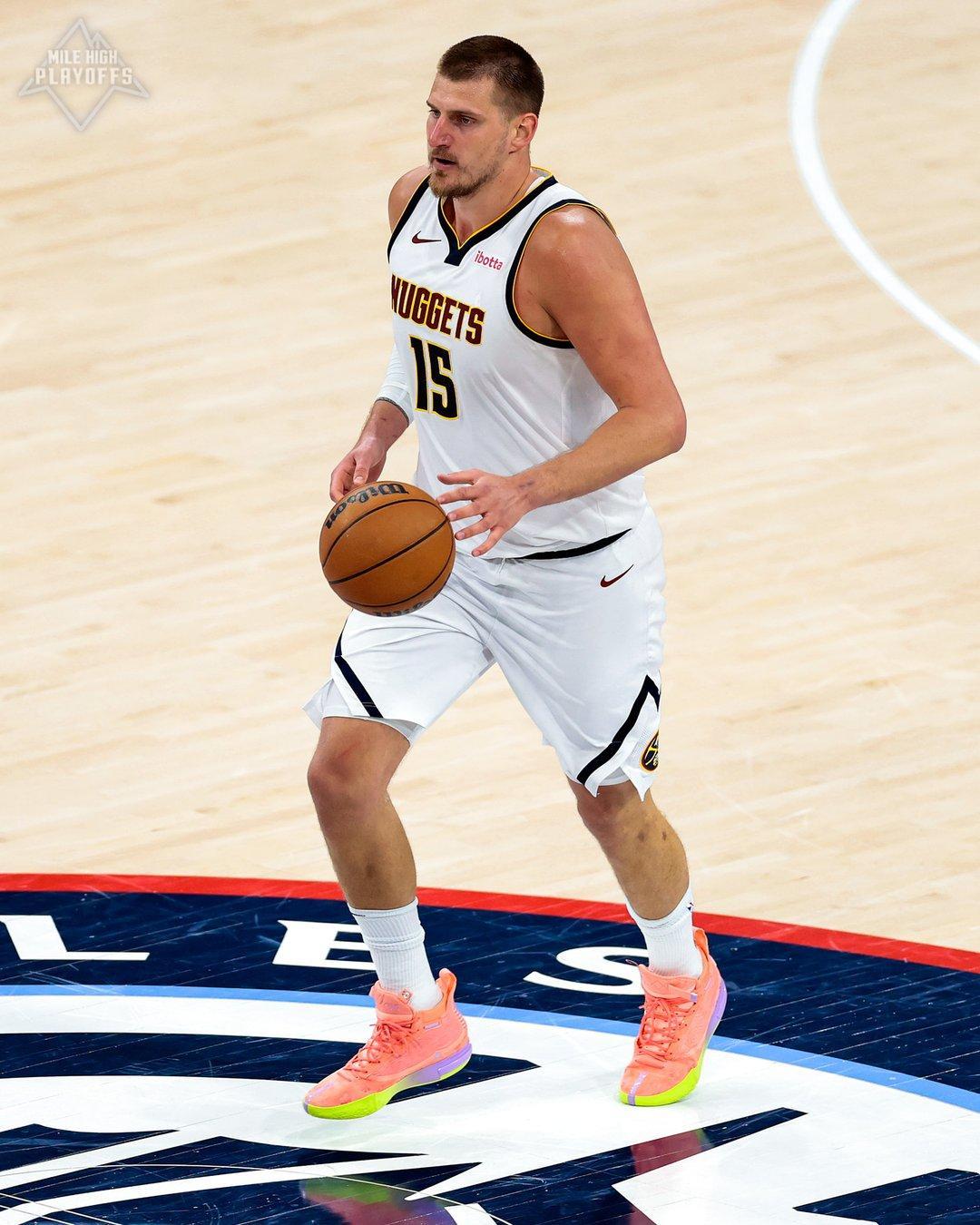 约基奇持球进攻