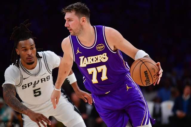 湖人1分险胜马刺：东契奇22+6+7力挽狂澜，文班亚马仅得7分