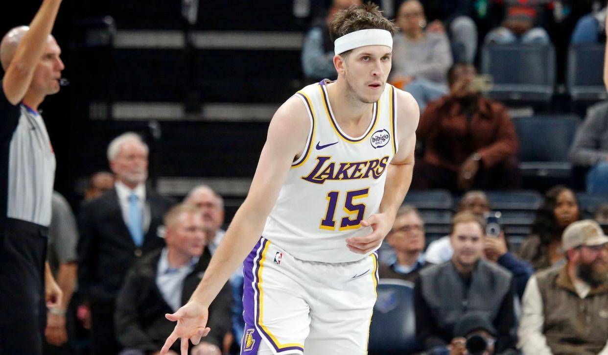 里夫斯31+9爆发引热议！詹姆斯回归后球权分配成焦点