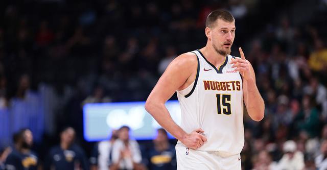 约基奇再创辉煌！生涯第八次30+15+15三双，历史排名第二