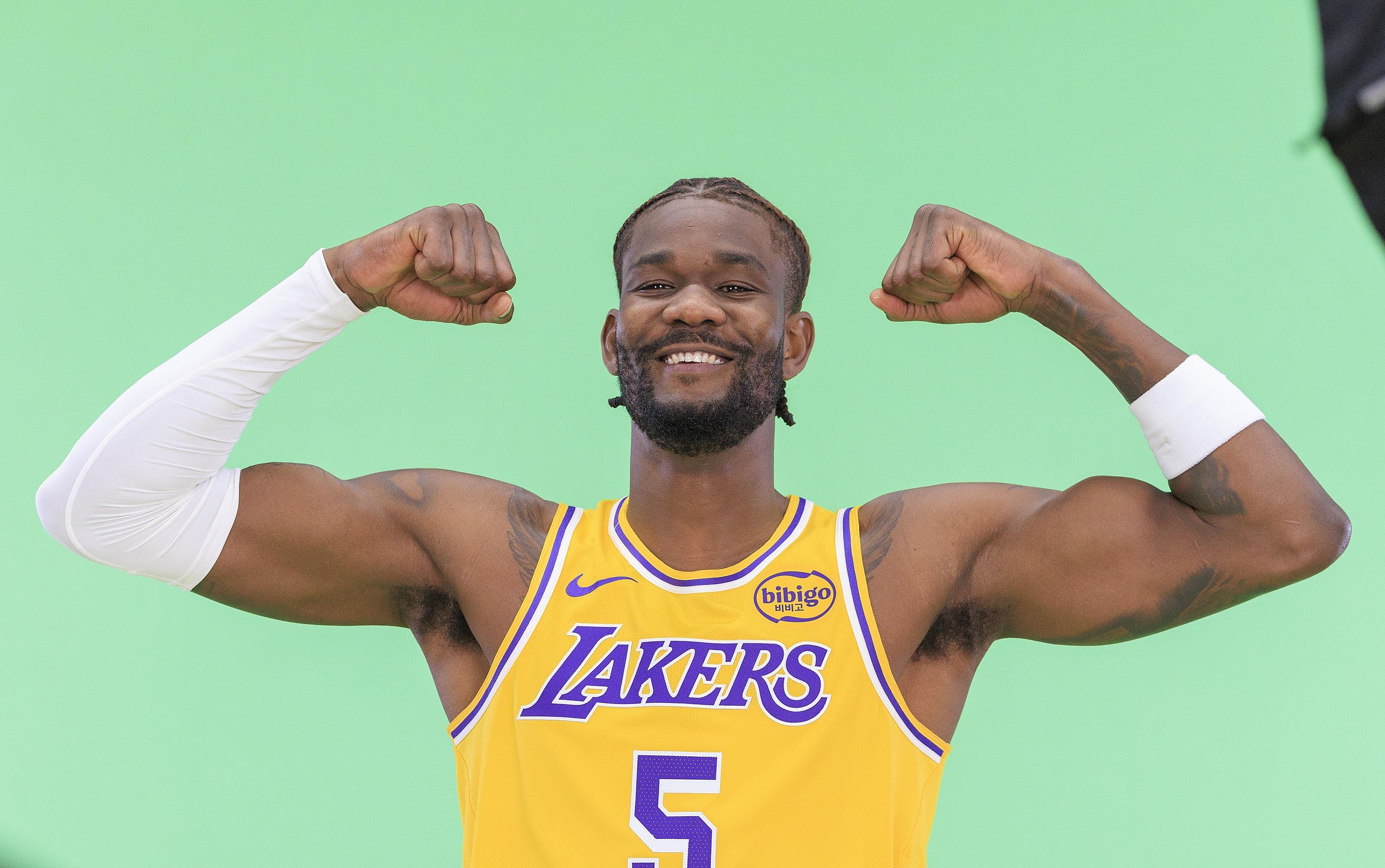 湖人险胜马刺！艾顿22+10采访被詹皇抢镜，5连胜引爆欢乐氛围