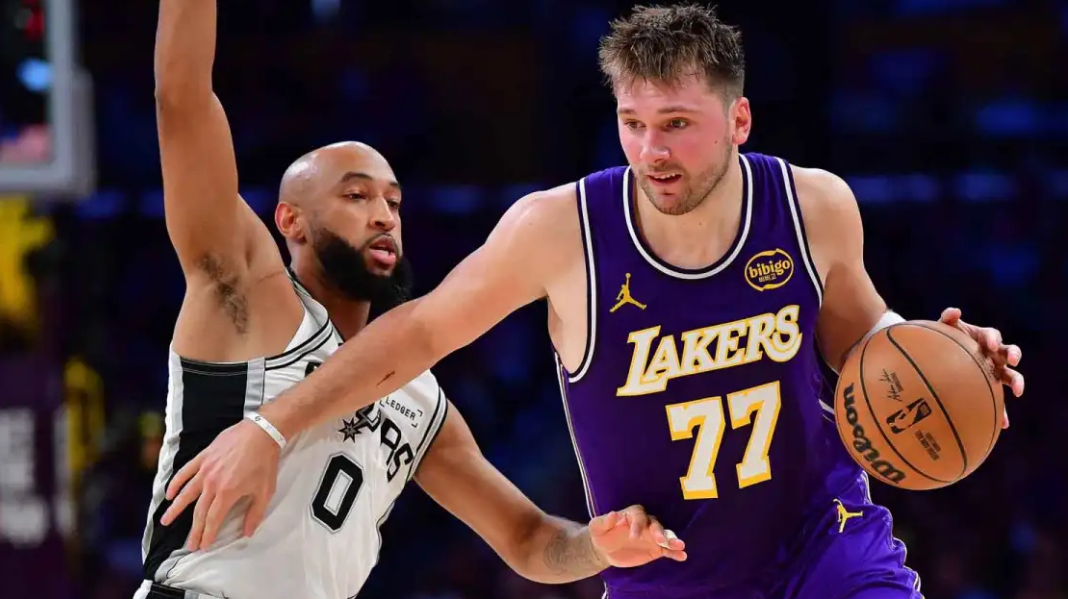 湖人2分险胜马刺：东契奇艾顿闪耀，四大球星表现深度解析