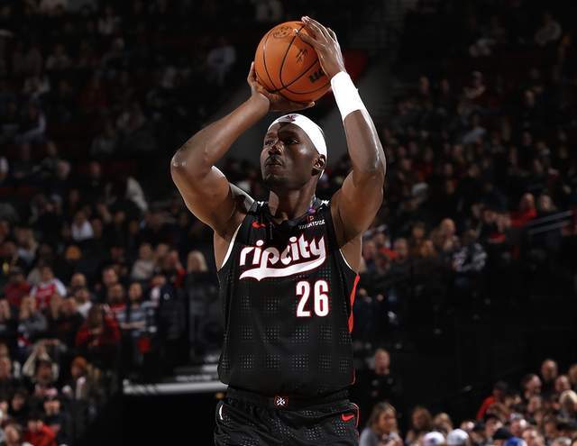 杨瀚森场边观战