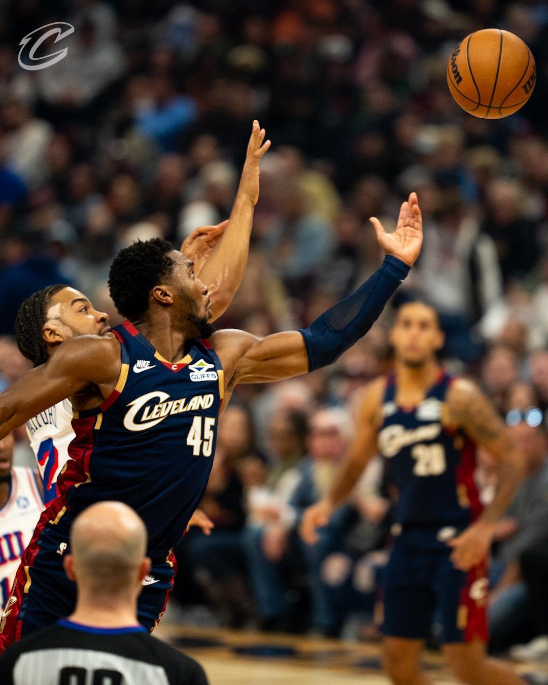 米切尔狂轰46分创纪录，骑士132-121力克76人，马克西27+7+9难救主