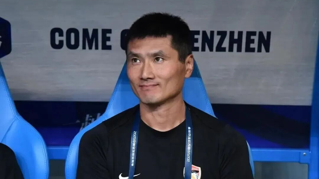 国足新帅邵佳一：履历单薄却成焦点，听话与性价比成关键？