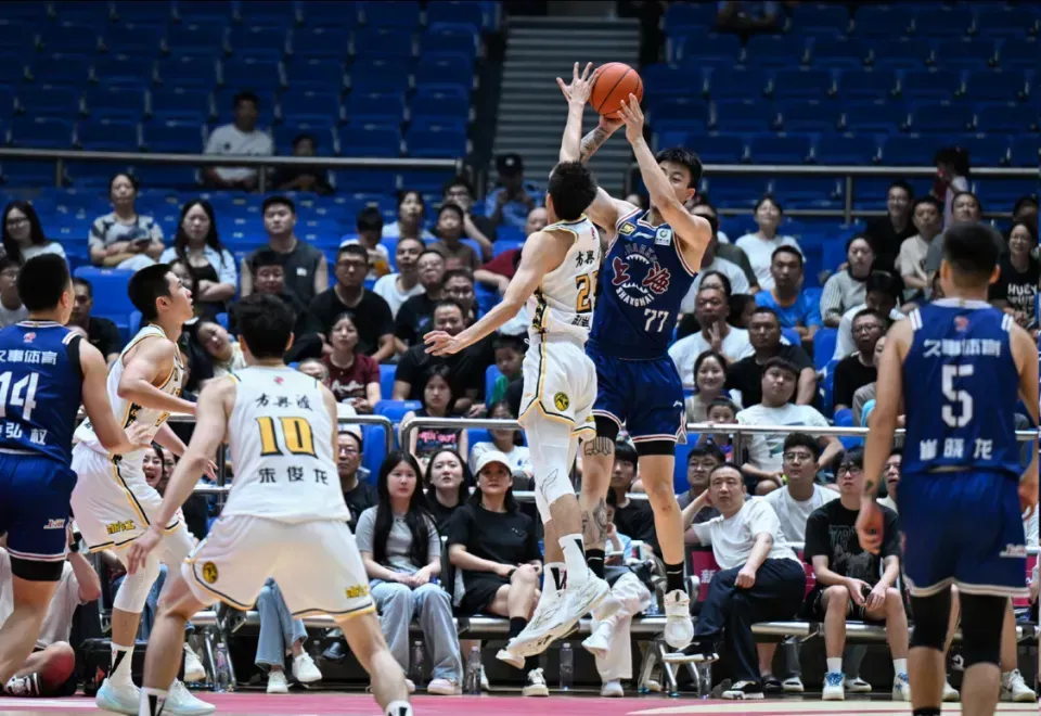 24岁锋线新星闪耀全运会！李弘权两战狂轰64分26板，力压张镇麟