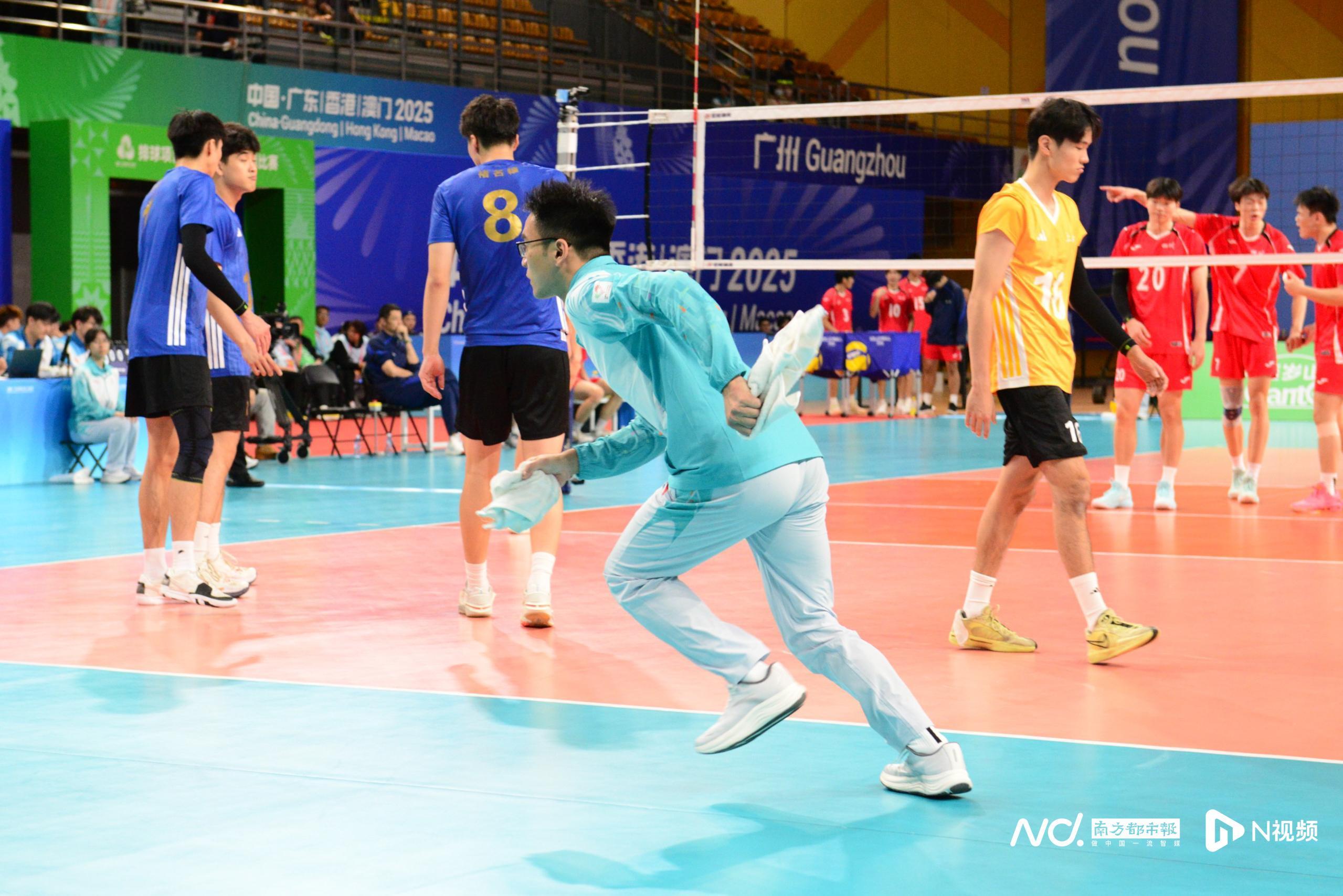 特写｜8秒极限挑战！揭秘“快擦手”如何守护排球赛场安全