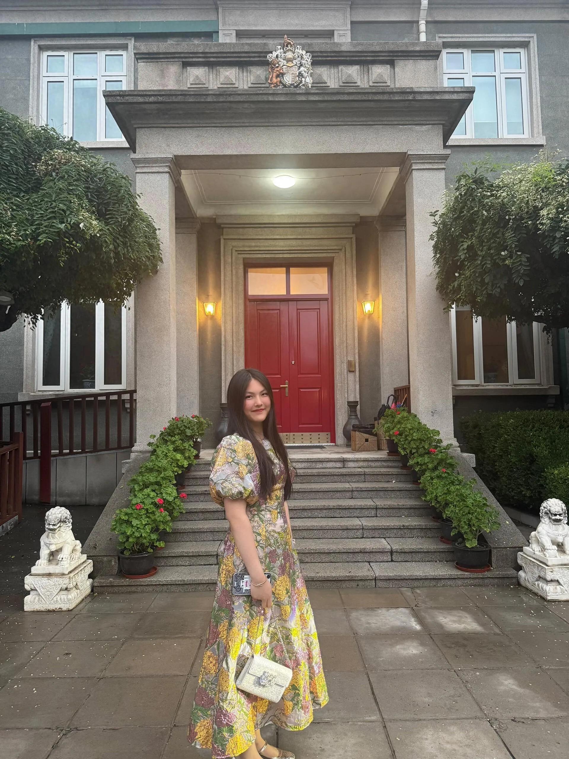 李湘携王诗龄亮相英国大使馆，母女穿搭引热议