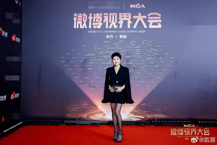 63岁张凯丽红毯穿黑丝引热议，霸气回应：正是闯的年纪