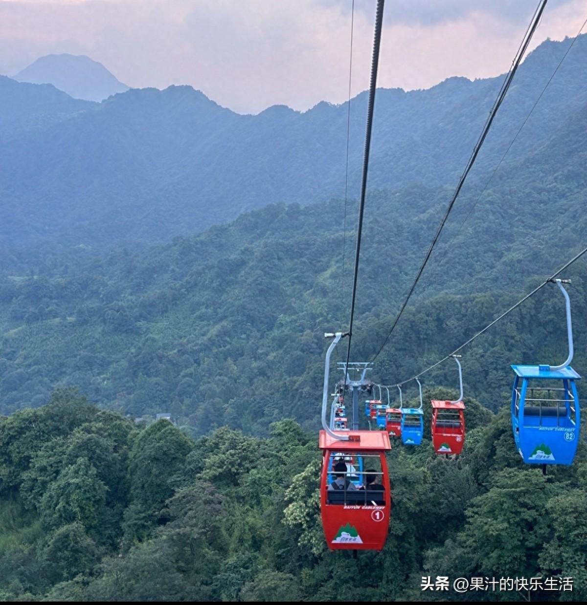 大S女儿小玥儿穿8万外套现身，气质出众引热议，后妈筱梅获赞