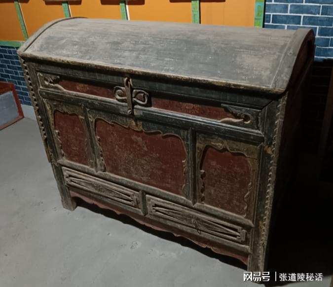李鸿章嫁女陪嫁旧木箱，穷女婿用了十年未换，箱底脱落才见夹层