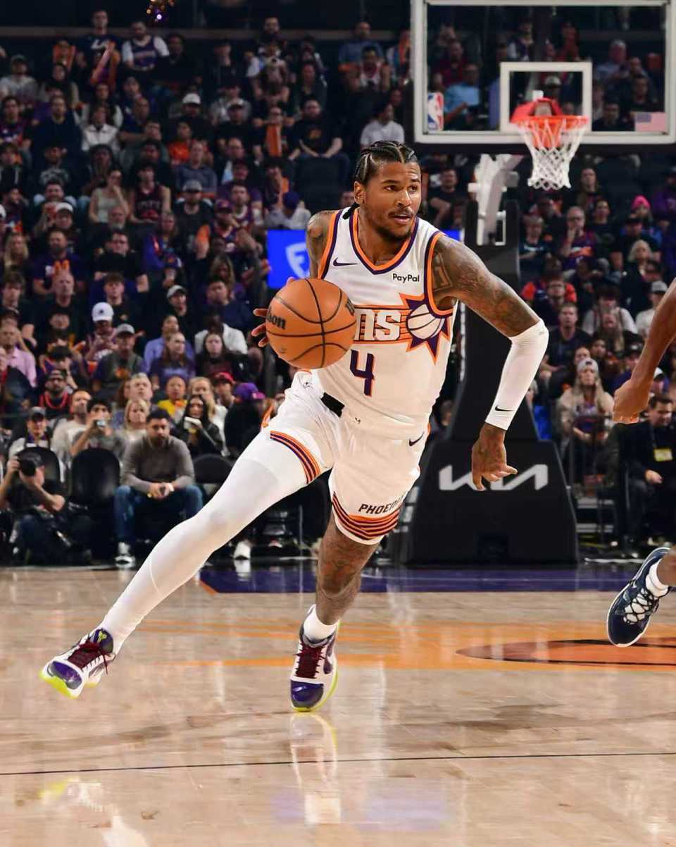 格林首秀狂轰29+6三分！太阳大胜送快船3连败，布克24+6+7闪耀全场