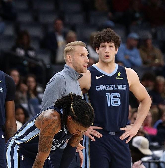 莫兰特与灰熊主帅关系紧张：赛场几乎零交流，独坐替补席末端