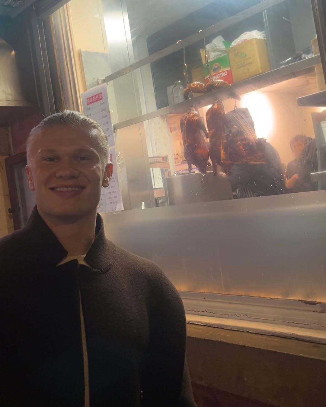 哈兰德晒中式烧腊美食照，引球迷热议