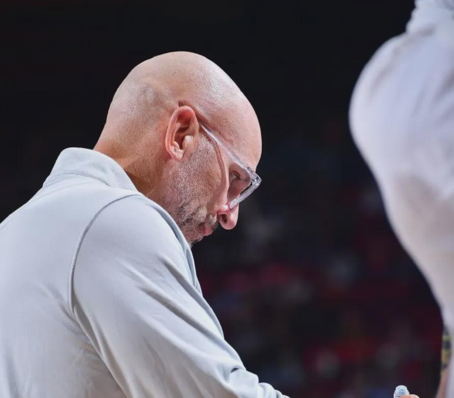 致敬！NBA名宿肖恩·布拉德利：车祸致双小腿截肢仍坚强观赛