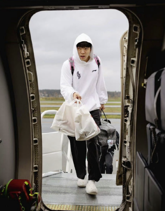 杨瀚森5连客全程跟队引争议，开拓者决策或耽误其成长