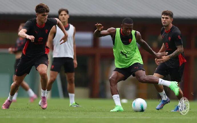 米兰左后卫之争：巴特萨吉与埃斯图皮尼安谁更胜一筹？