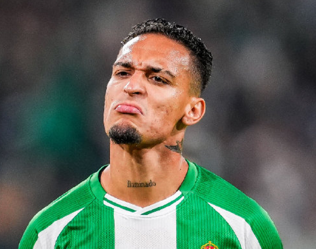 安东尼神勇！4天4球率贝蒂斯2-0进欧联八强，争冠势头强劲