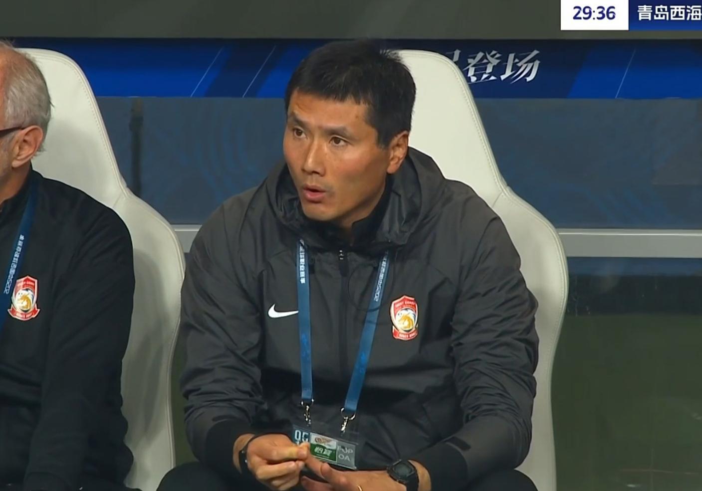 邵佳一履新国足主帅2天携4人入队，西海岸新帅或锁定郑智