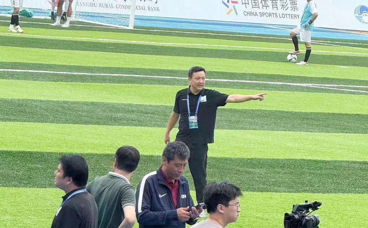 吴强：银行行长与足球主帅的双重角色担当