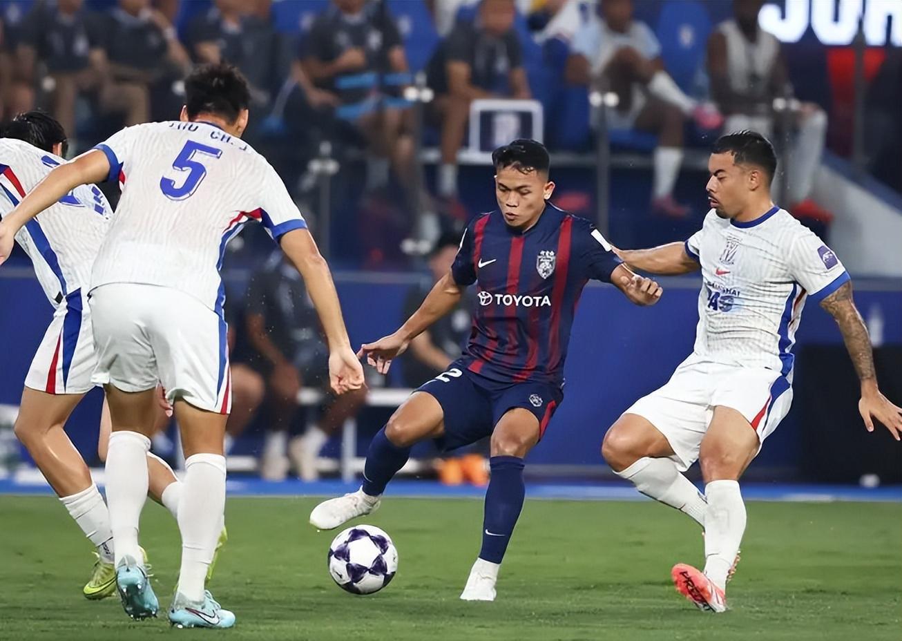 亚冠1:3惨败！申花外援阿苏埃成最大水货，高薪低能引争议