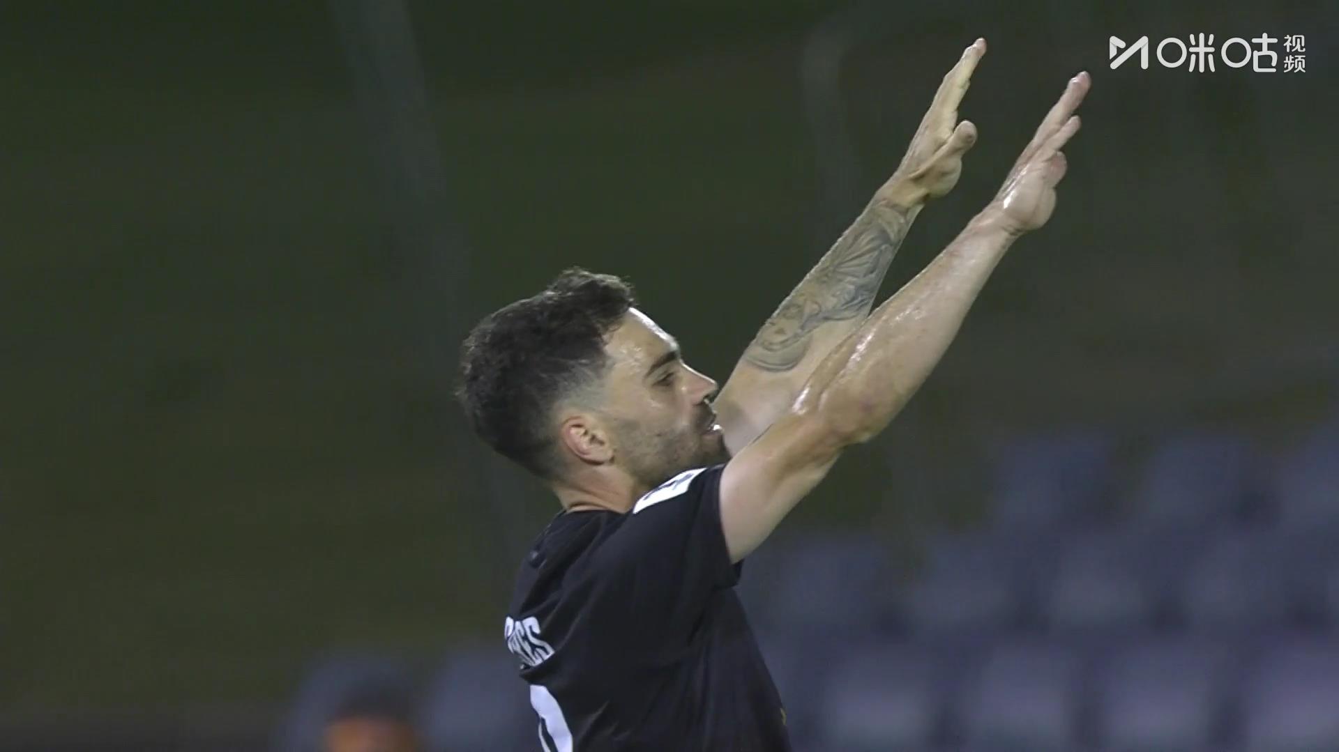 麦克阿瑟FC球员庆祝进球