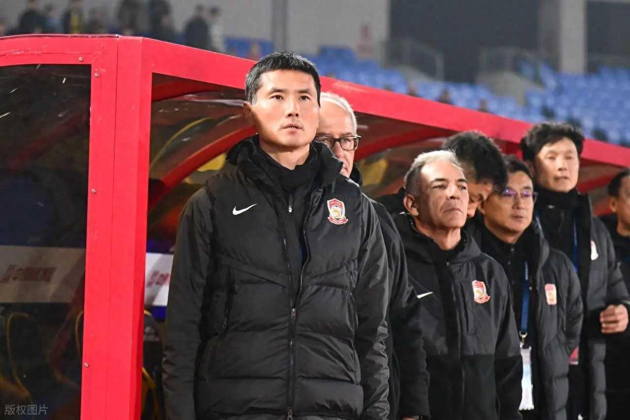 邵佳一执教国足引风波：球迷质疑选帅草率，李铁案例再被提及