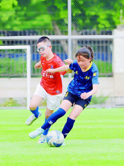 青藏高原上，足球点燃高原女孩的梦想与民族团结之光