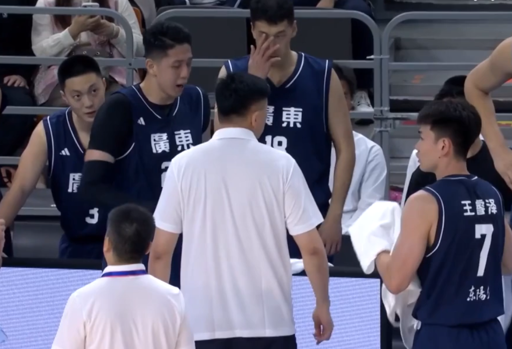 广东队顶薪球员胡明轩表现低迷，球迷呼吁分薪给徐杰