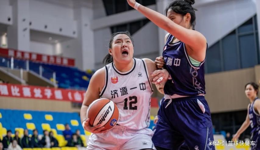 34分26板！18岁女篮新星周欣怡崛起，或与张子宇组双塔？