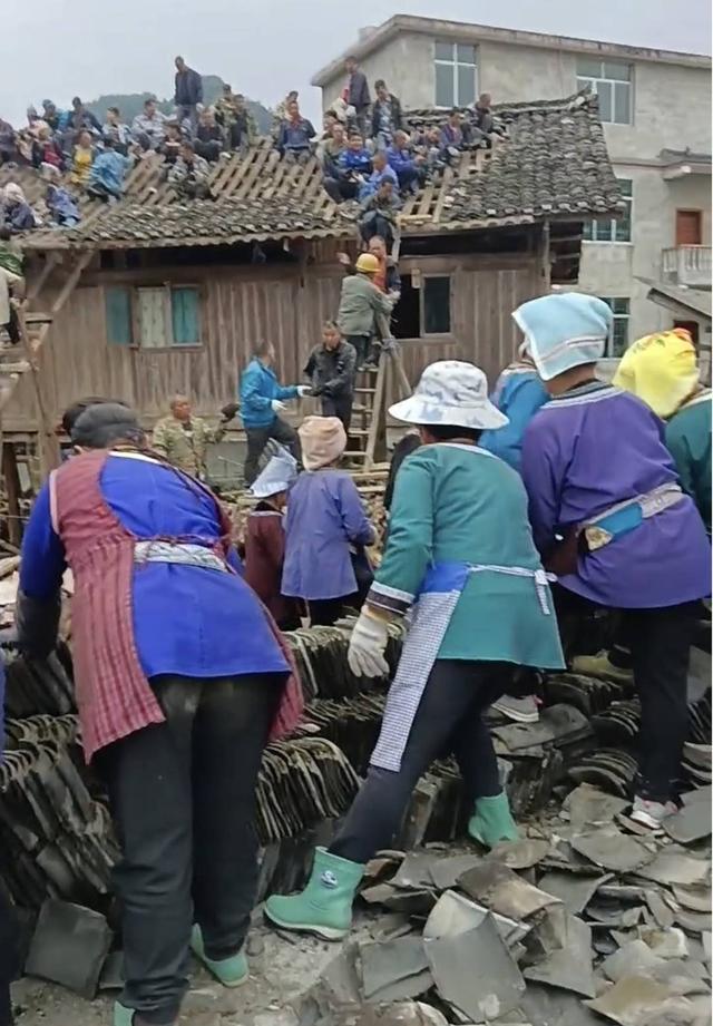 贵州平寨村200村民合力抬房搬家 展现乡村互助精神