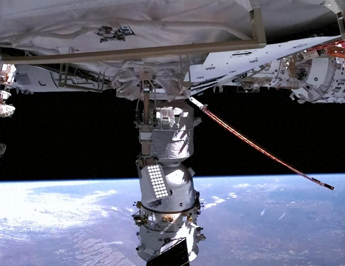 神舟二十遭遇致命撞击！幕后黑手竟然是它？航天员如何绝境求生？